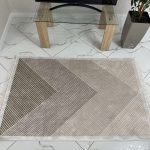 Безворсовий антиковзаючий килим “Рожеві трикутники”