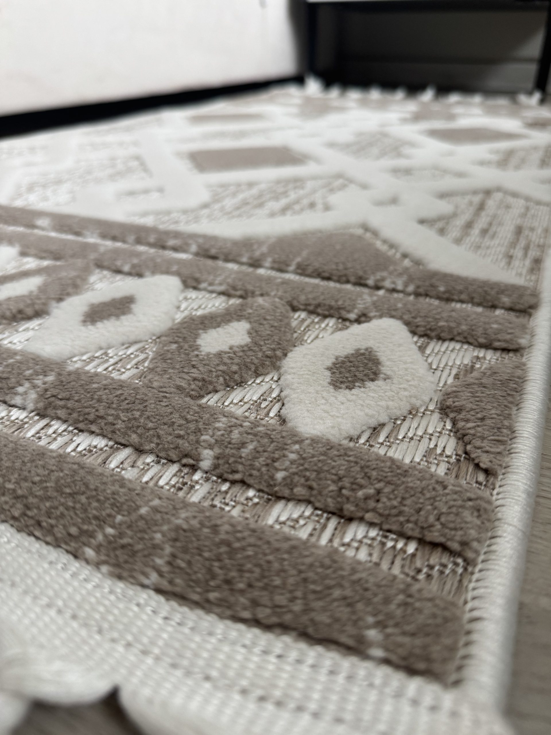 Рельєфна модель з середнім ворсом DOLCHE 3295B CREAM / BEIGE