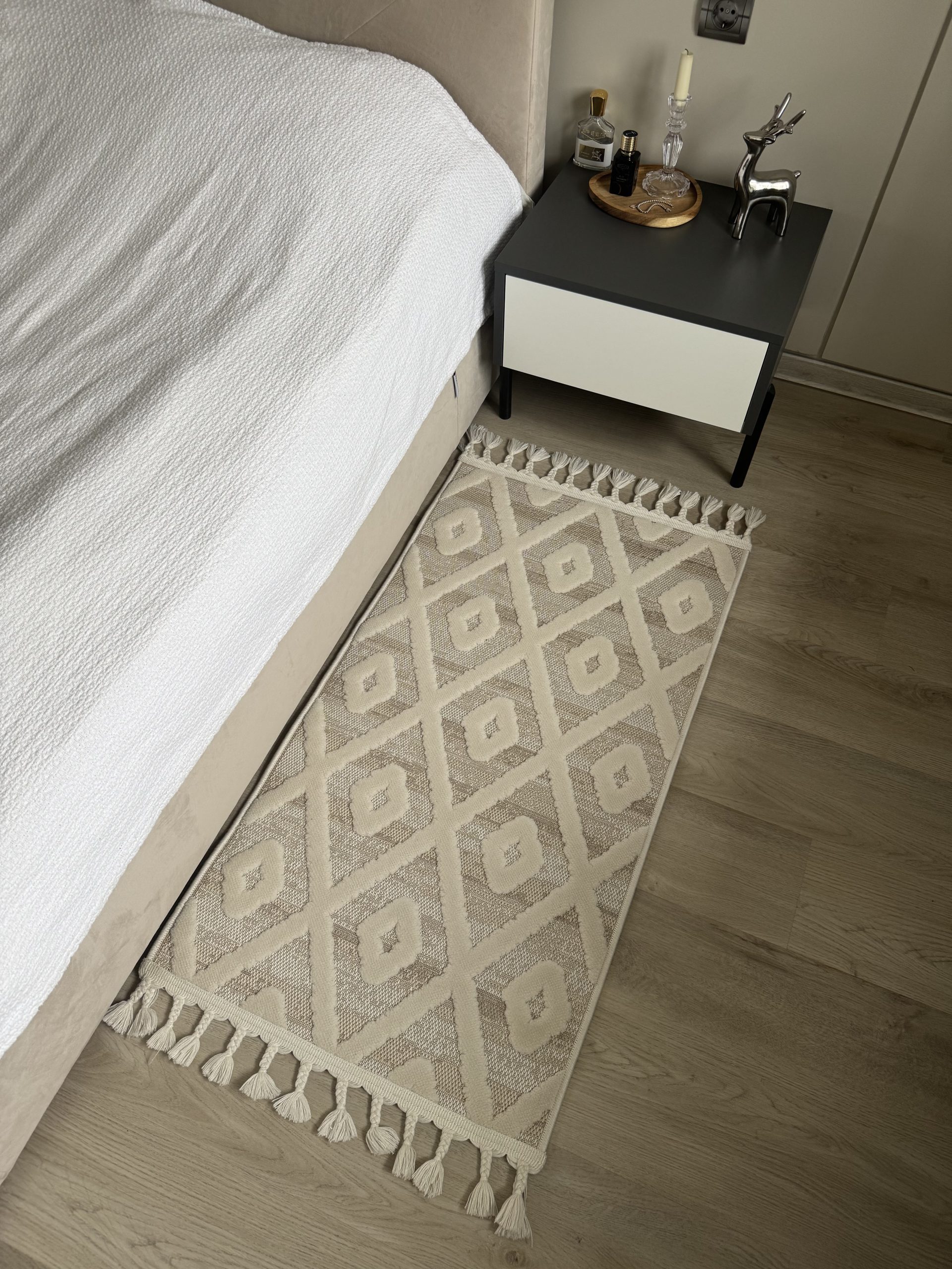 Рельєфна модель з середнім ворсом DOLCHE 3299A BEIGE / CREAM