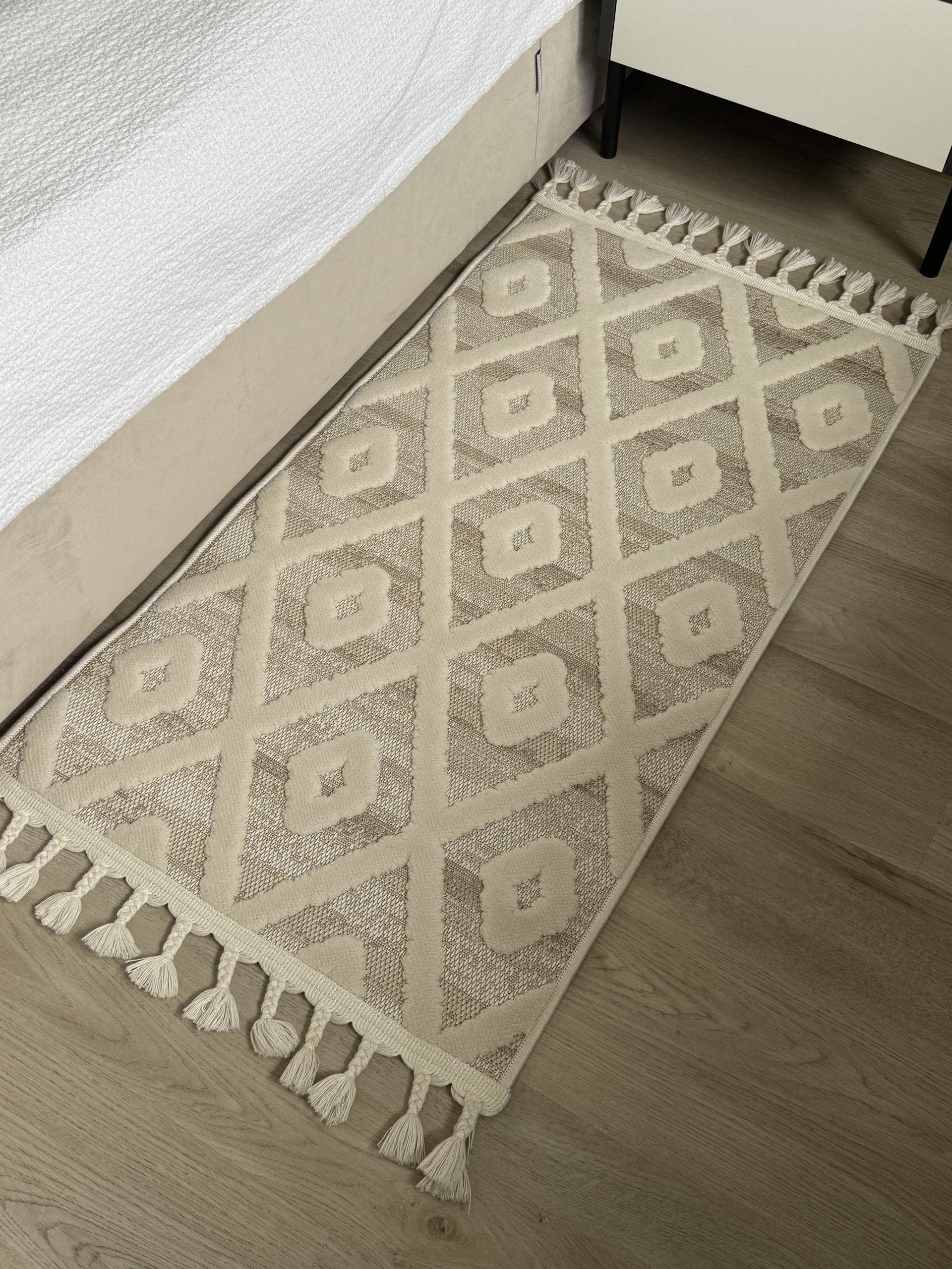 Рельєфна модель з середнім ворсом DOLCHE 3299A BEIGE / CREAM