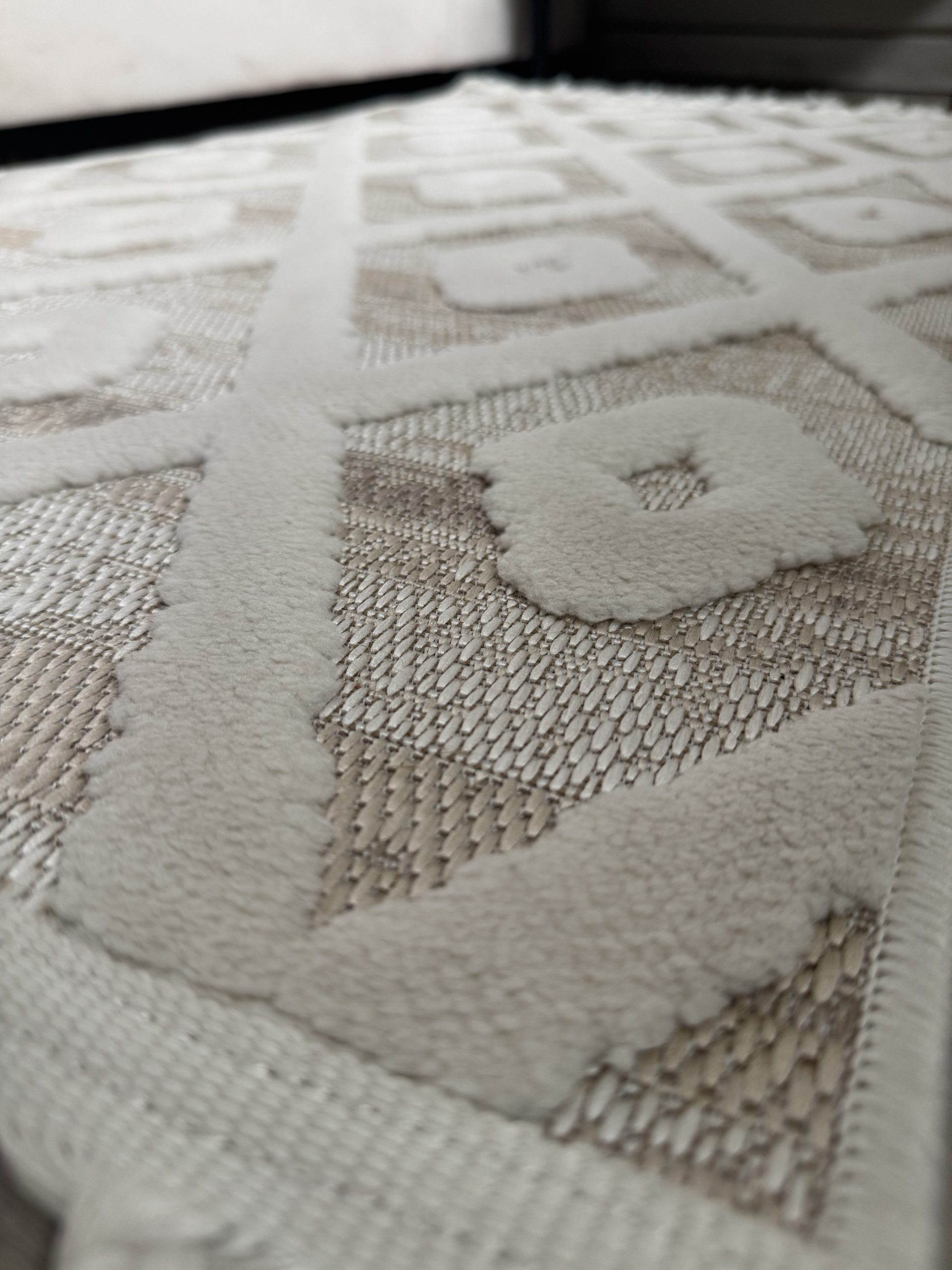 Рельєфна модель з середнім ворсом DOLCHE 3299A BEIGE / CREAM