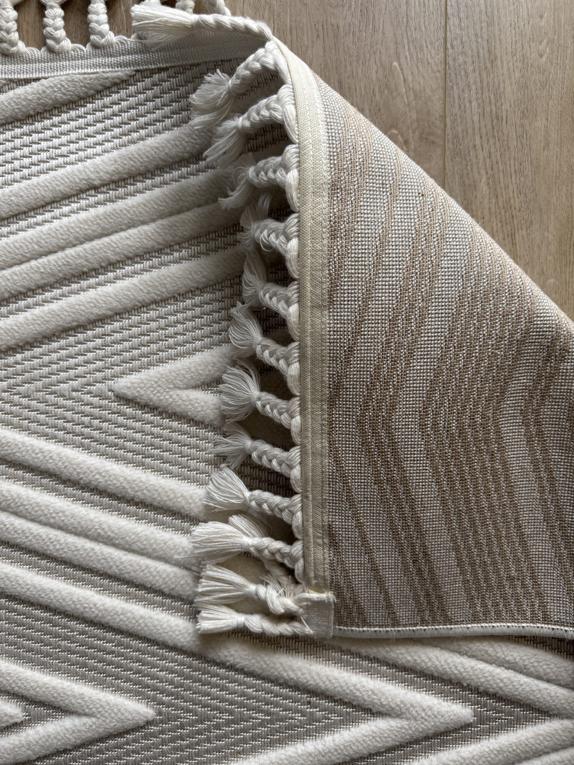 Рельєфна модель з середнім ворсом DOLCHE 3300A CREAM / CREAM